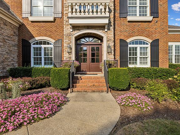 4th image of 894 Arlington Heights Dr