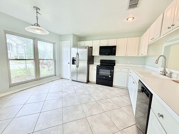 3rd image of 952 W Charing Cross Cir