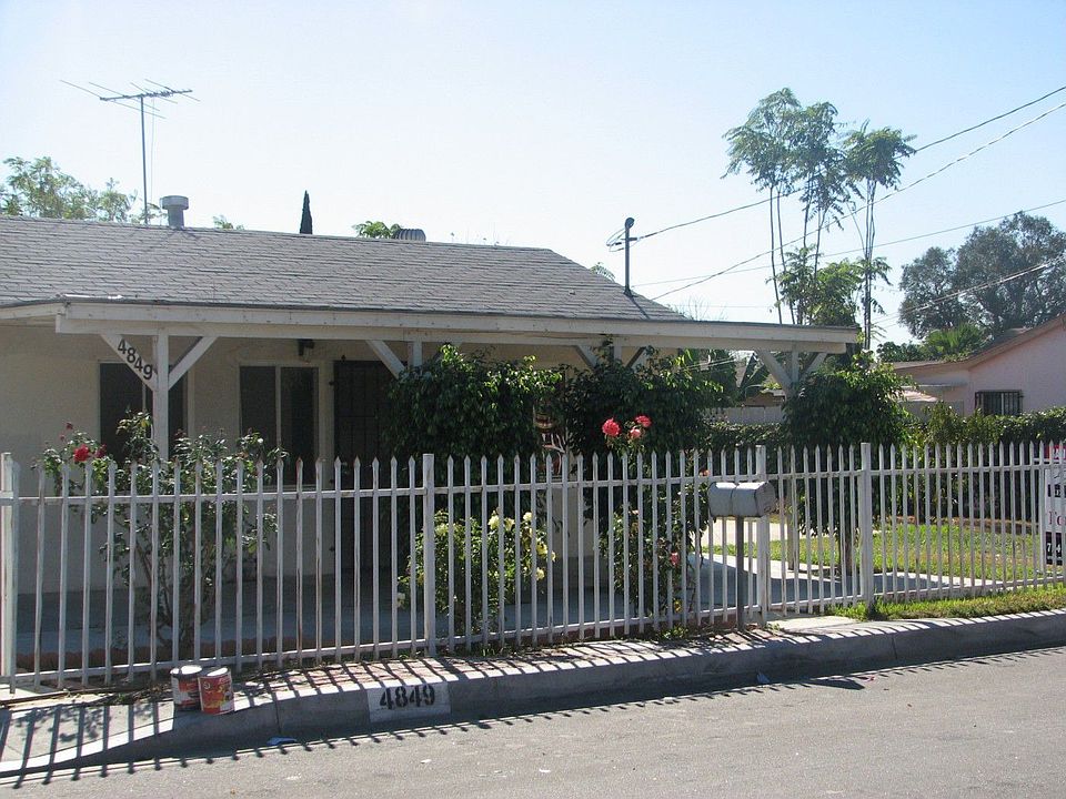 Quaint bungalow on gated lot, Bank Owned and priced to sell fast!