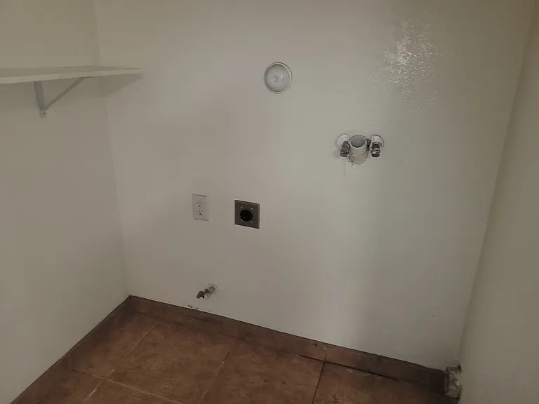 460 Oswell St — Photo 12