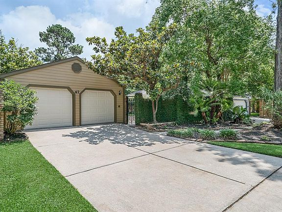 DOUBLE-DRIVEWAY and FULL GARAGE with GATED ENTRY to the Courtyard and home. Garage has a side
door that opens directly into the Courtyard.