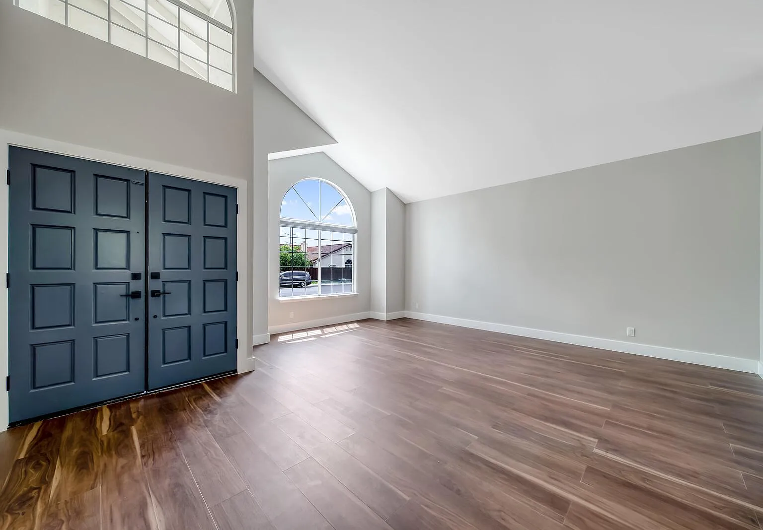 587 Fallen Leaf Cir — Photo 3