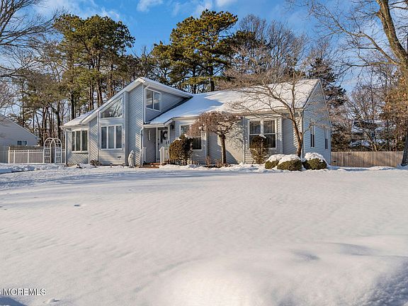 4th image of 277 Bayville Avenue