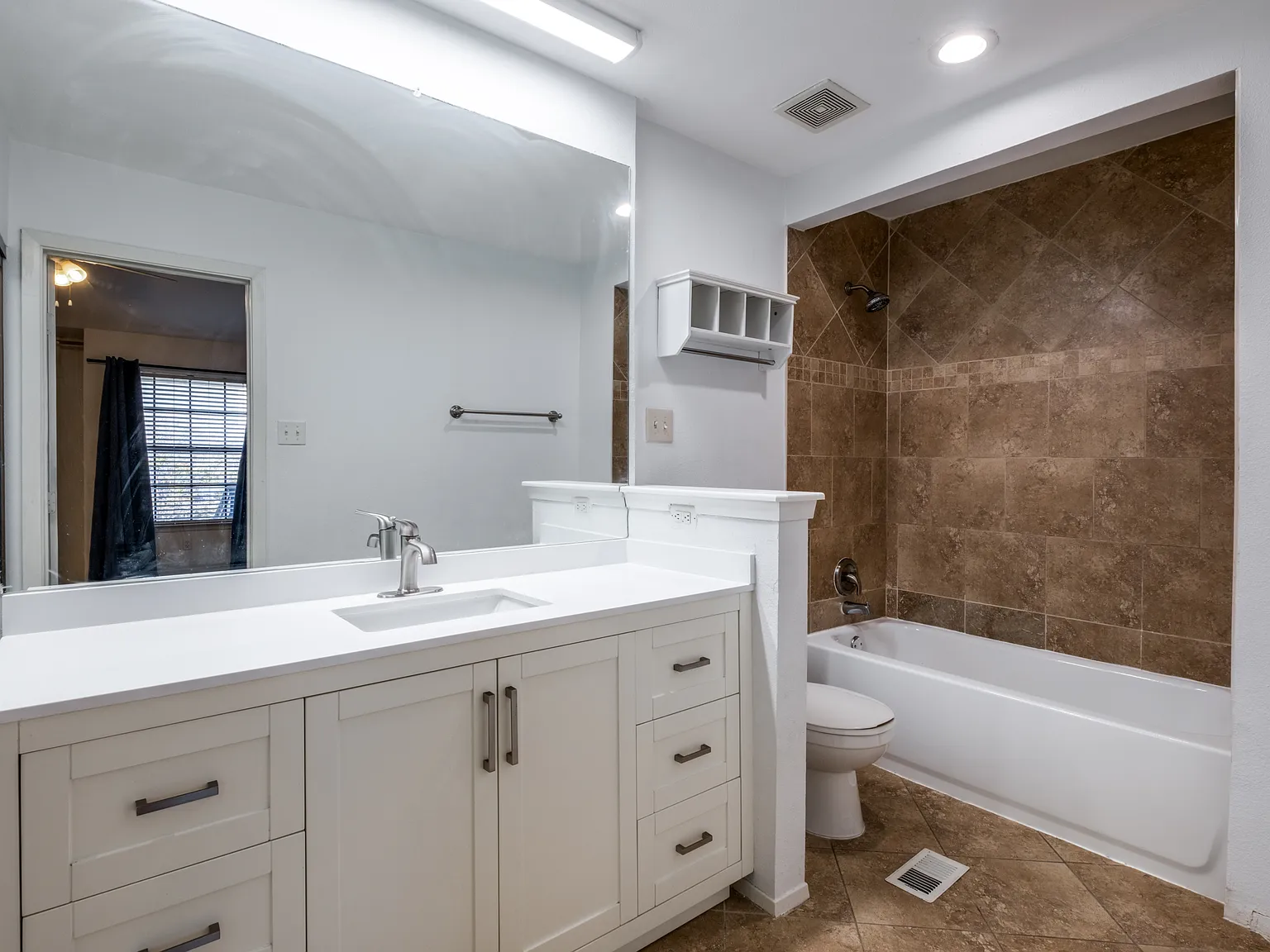 2 bed, 1194 sqft, $1,749 — Photo 4