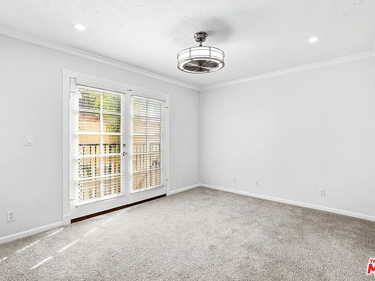 916 N Alfred St #6 — Photo 12