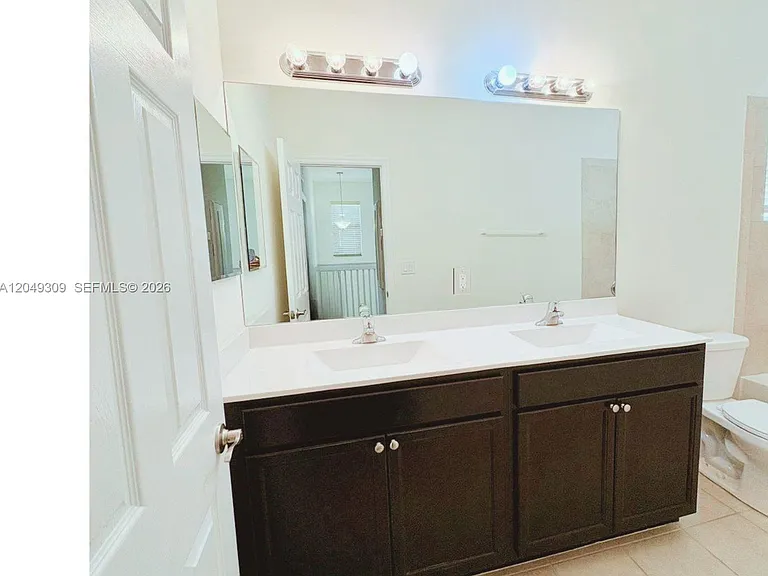 132 NE 24th Ave — Photo 17