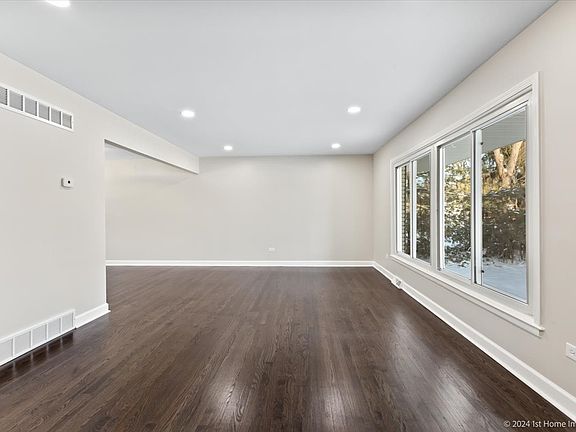 4th image of 26W525 Grand Ave