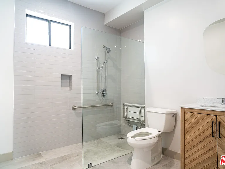2223 Clifford St #104 — Photo 8