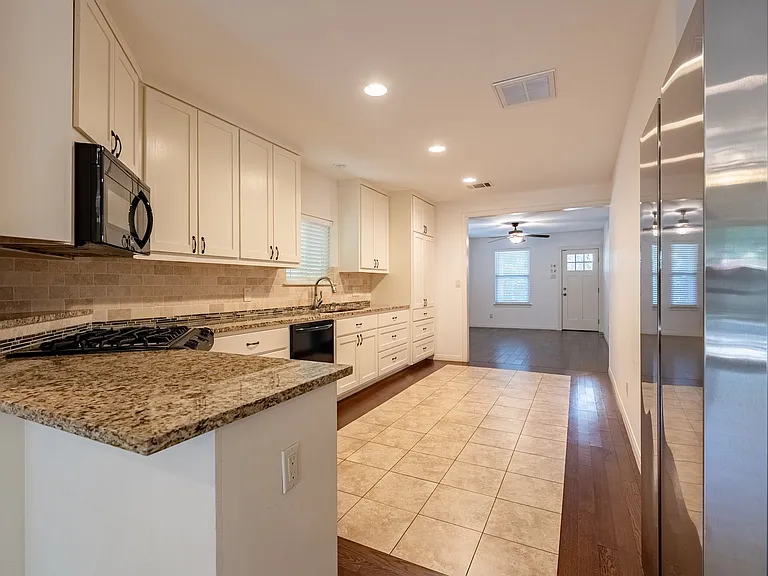 2217 Holly St — Photo 4
