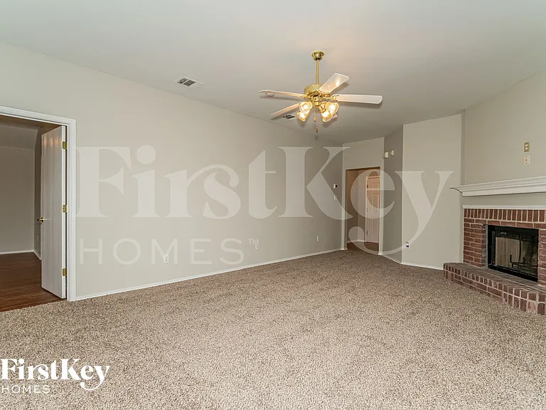 207 Amherst Dr — Photo 4