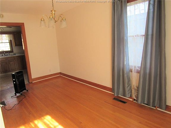 4th image of 904 Wilson St