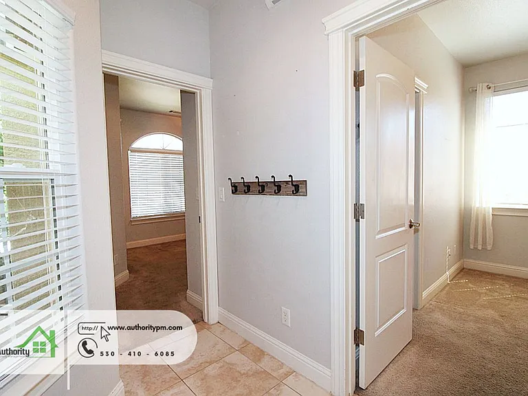2052 Hedgerow Ave — Photo 8