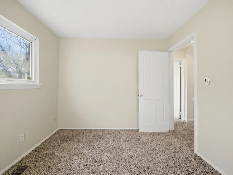 572 Rose Marie Ave — Photo 15