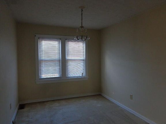 4th image of 2257 Oak Ave