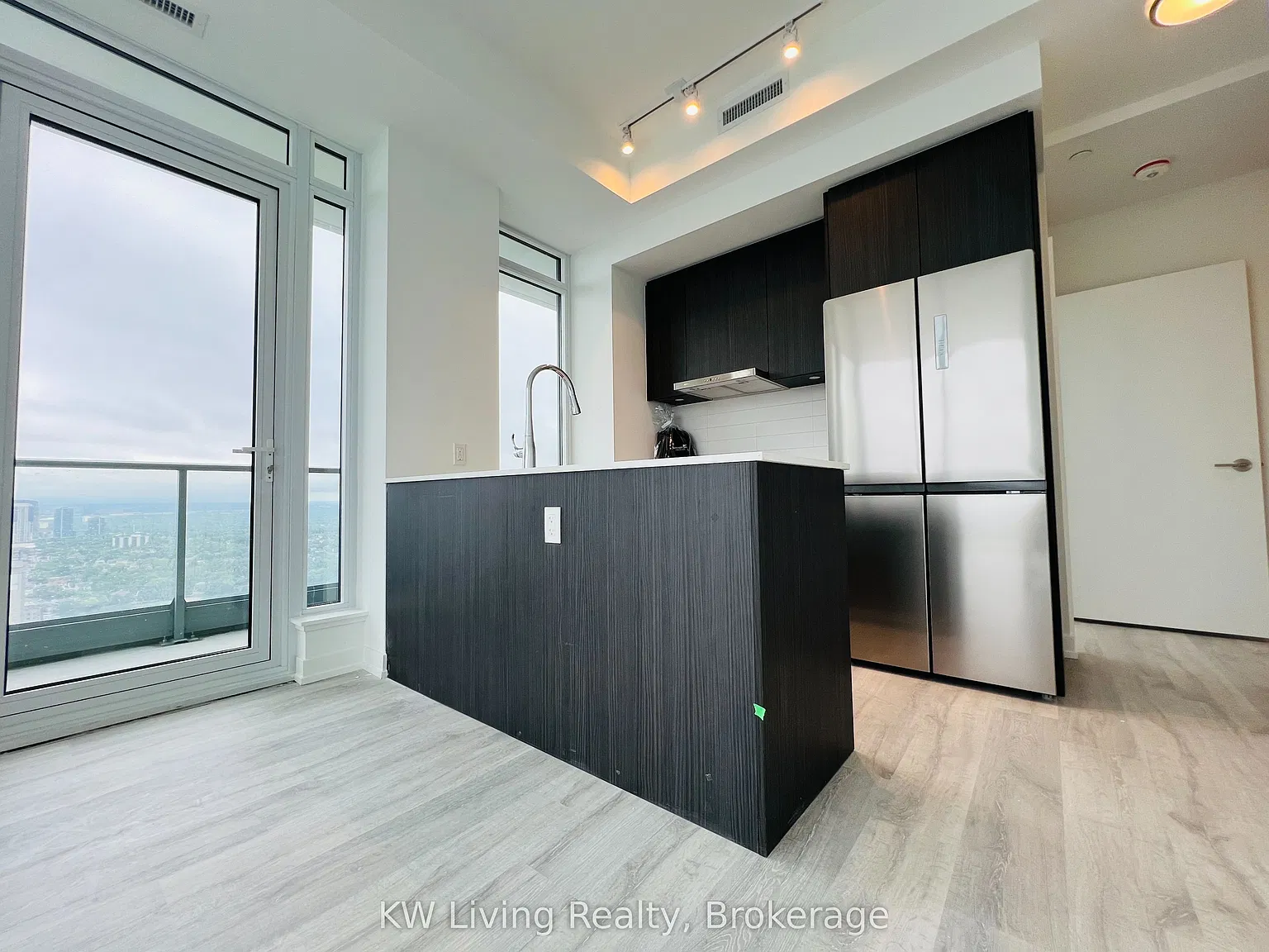 M2M Condo — Photo 4