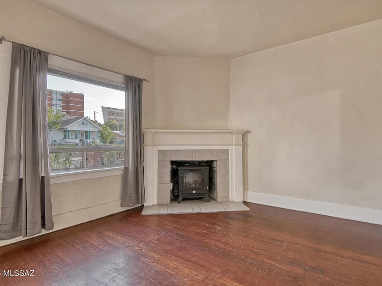 912 E 6th St — Photo 14