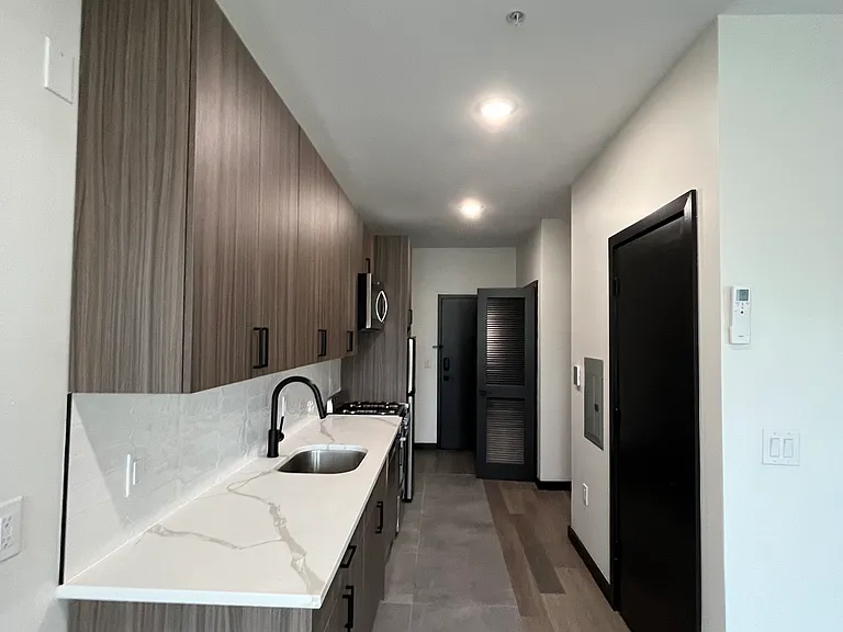 130-132 Mallory Ave #209 — Photo 8