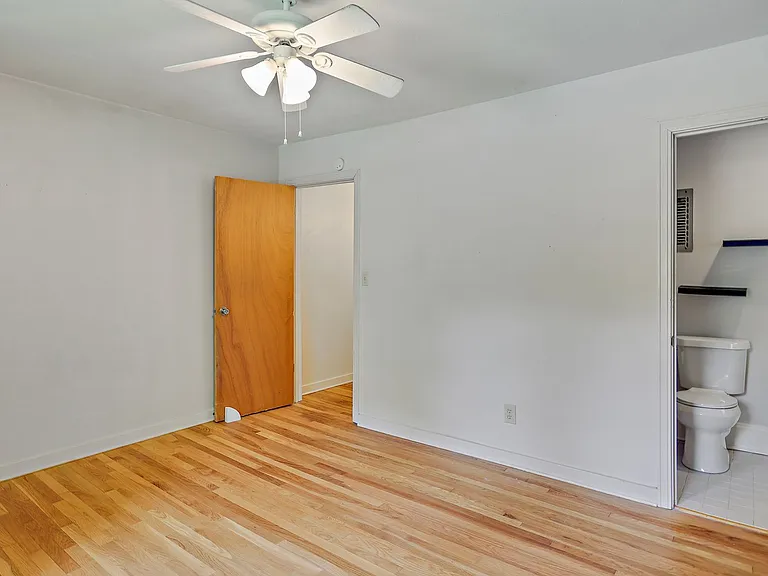 4364 Manhassett Dr — Photo 3