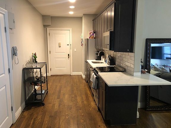 4th image of 2350 Broadway #427-A