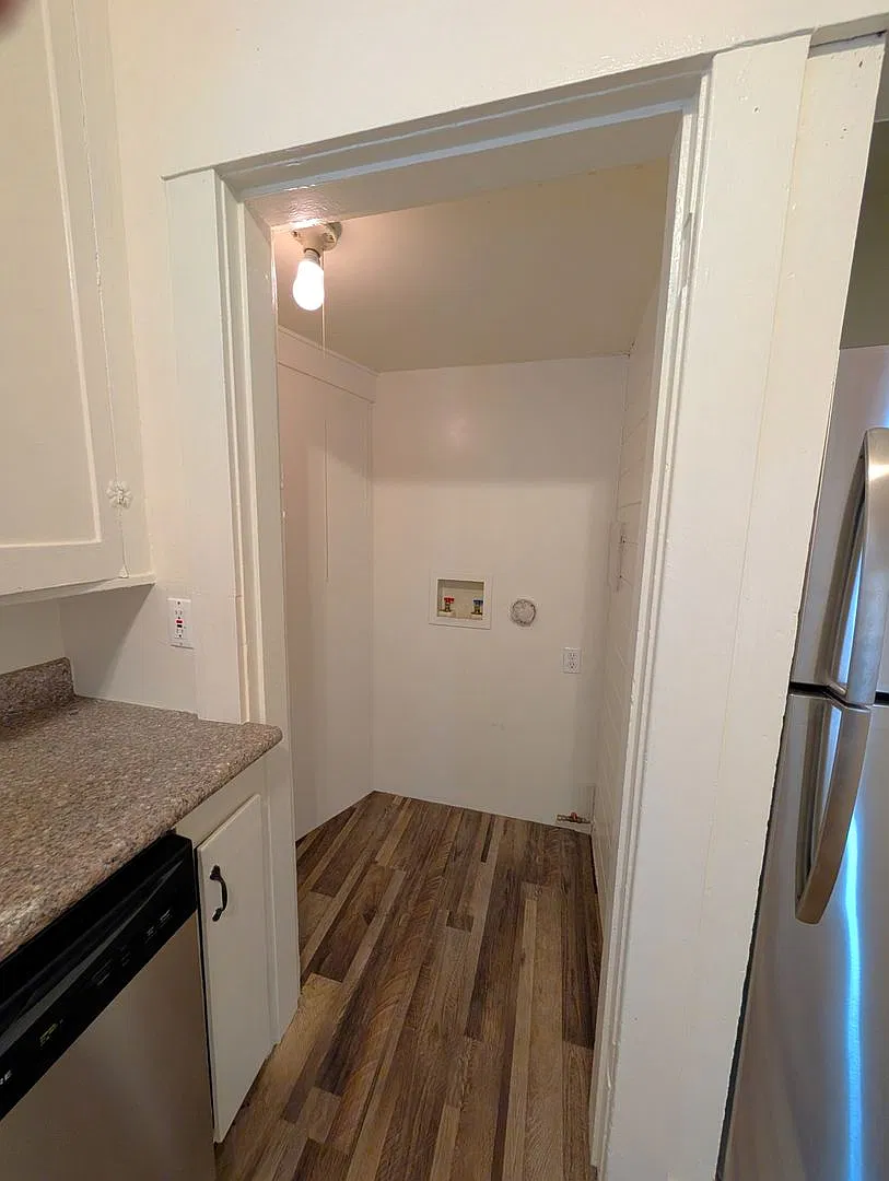 Spacious 2 bedroom-Washer & Dryer Hook up-Brand New Appliances — Photo 4