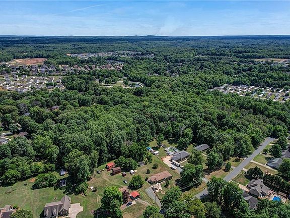 5th image of 648 Williamsdale Rd