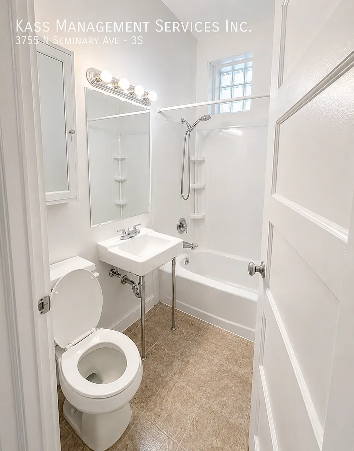 Charming 2 bed 1 bath Apartment Steps from Wrigley — Photo 4