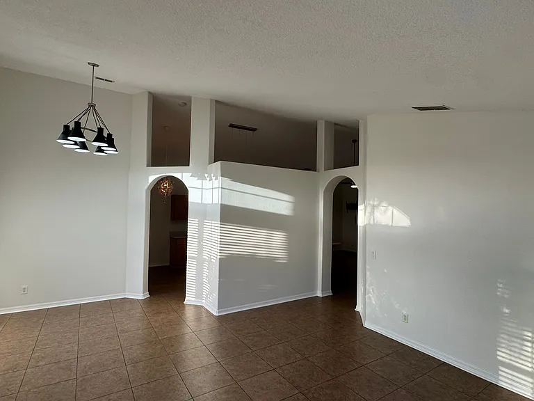 1823 Ashton Dr E — Photo 5
