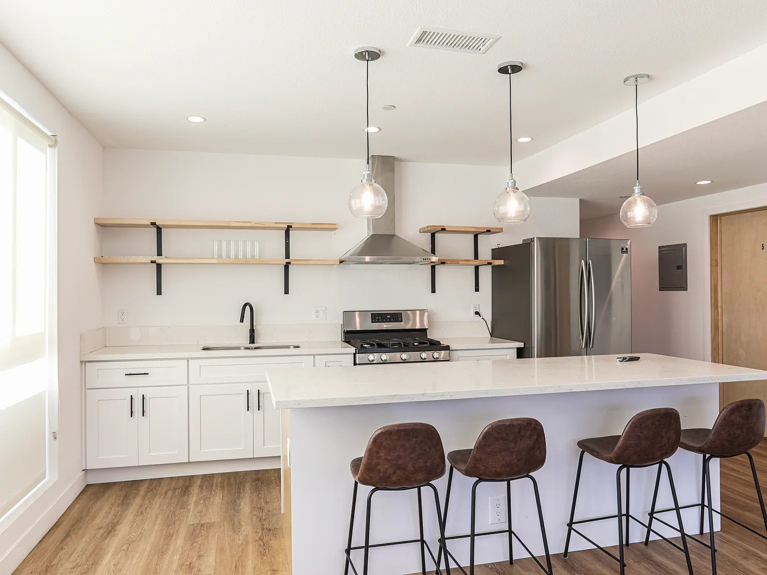 1651 W 37th Pl — Photo 3