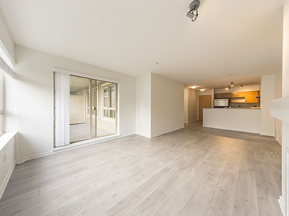 3rd image of 801 Klahanie Dr