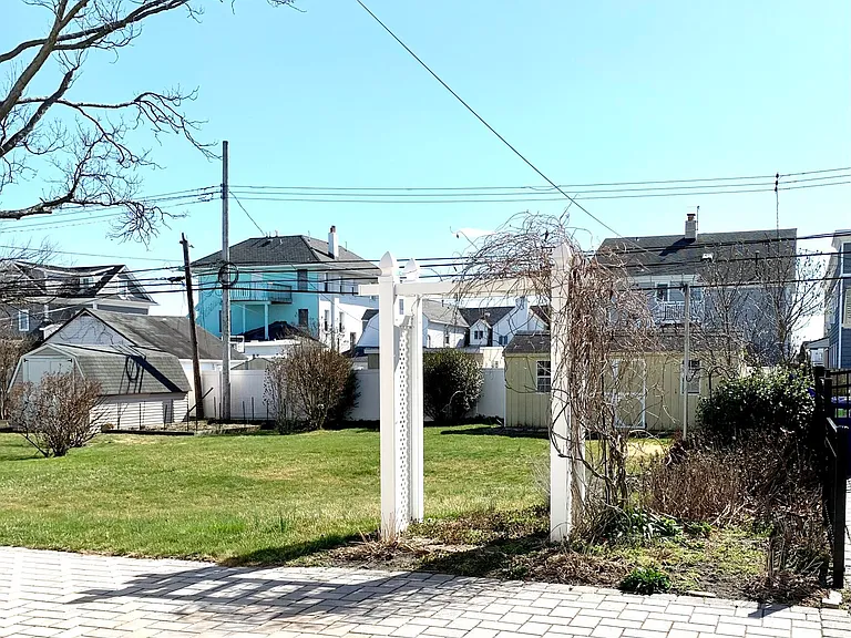209 4th Ave — Photo 23