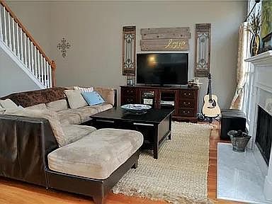 3rd image of 3218 Vickery Dr NE