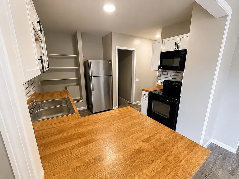 4076 Spencer St — Photo 3