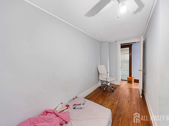 4th image of 88 Woodbridge Ave
