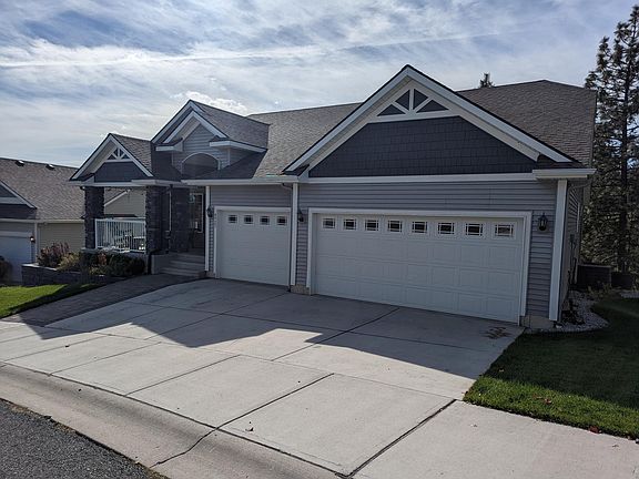Front of home, 3 car garage