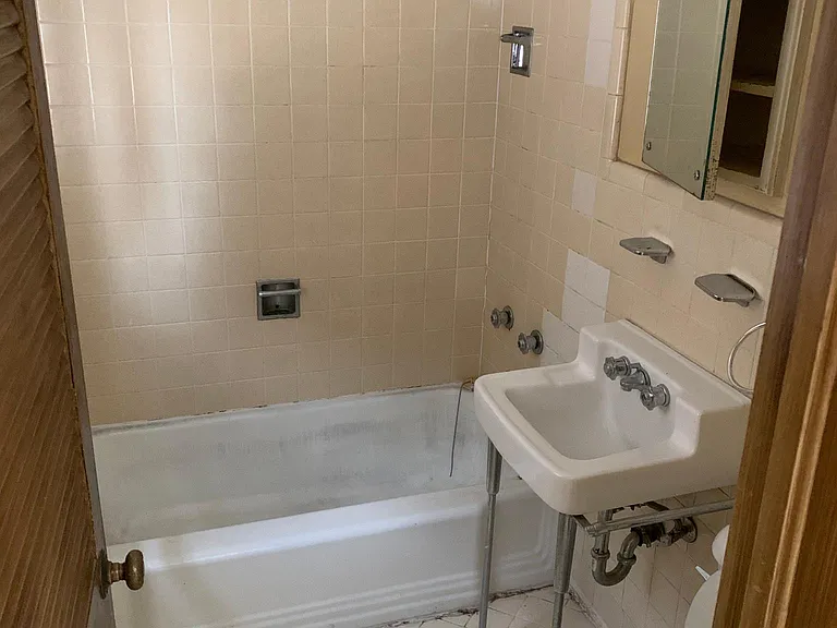 300 NW 21st St #5 — Photo 7