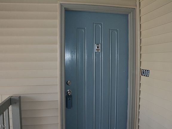 3rd image of 1306 Spruce Hills Dr
