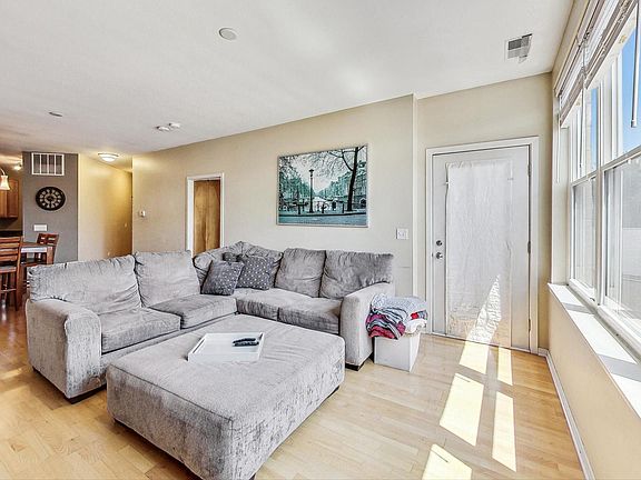 3rd image of 2143 W Wellington Ave Unit 405