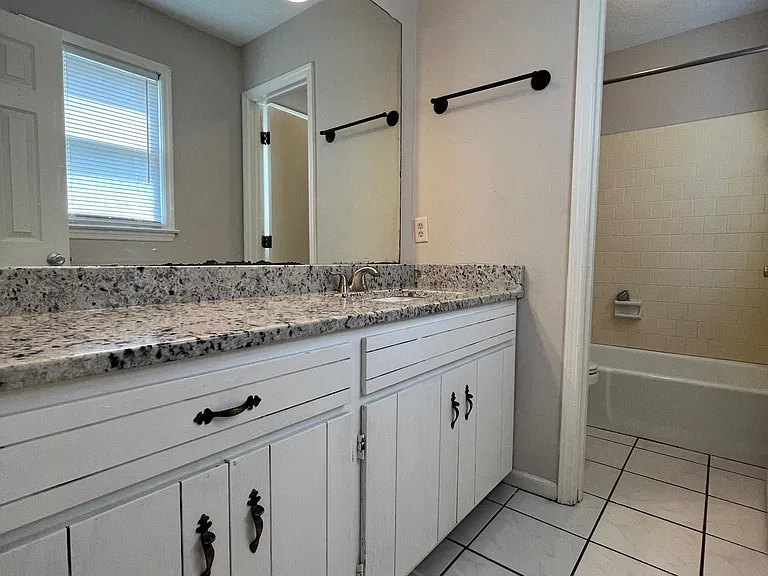 809 Robin Hood Trl — Photo 8