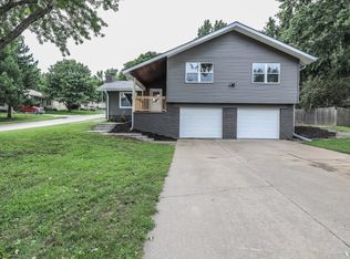 1322 Peterson Dr, Omaha, NE 68130