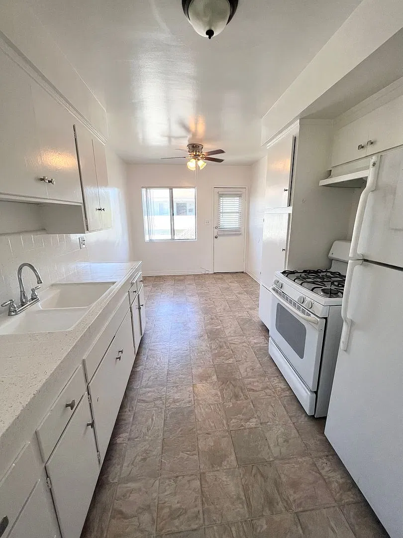 Spacious 2bd/1ba, 1bd/1ba, Studio/1ba(All Utilities Pay)-Cute Efficiency-Great Location — Photo 4