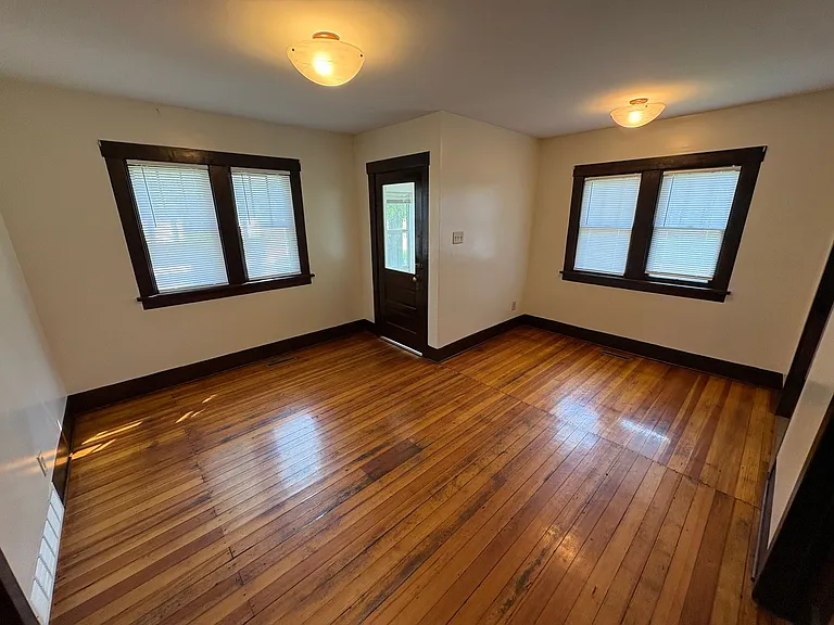 2209 Hawthorne Ave — Photo 2
