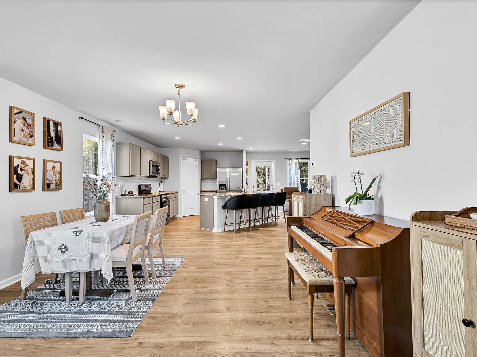 4 bed, 2.5 bath, 1925 sqft, $2,350 — Photo 3