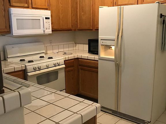 Kitchen w/ new microwave