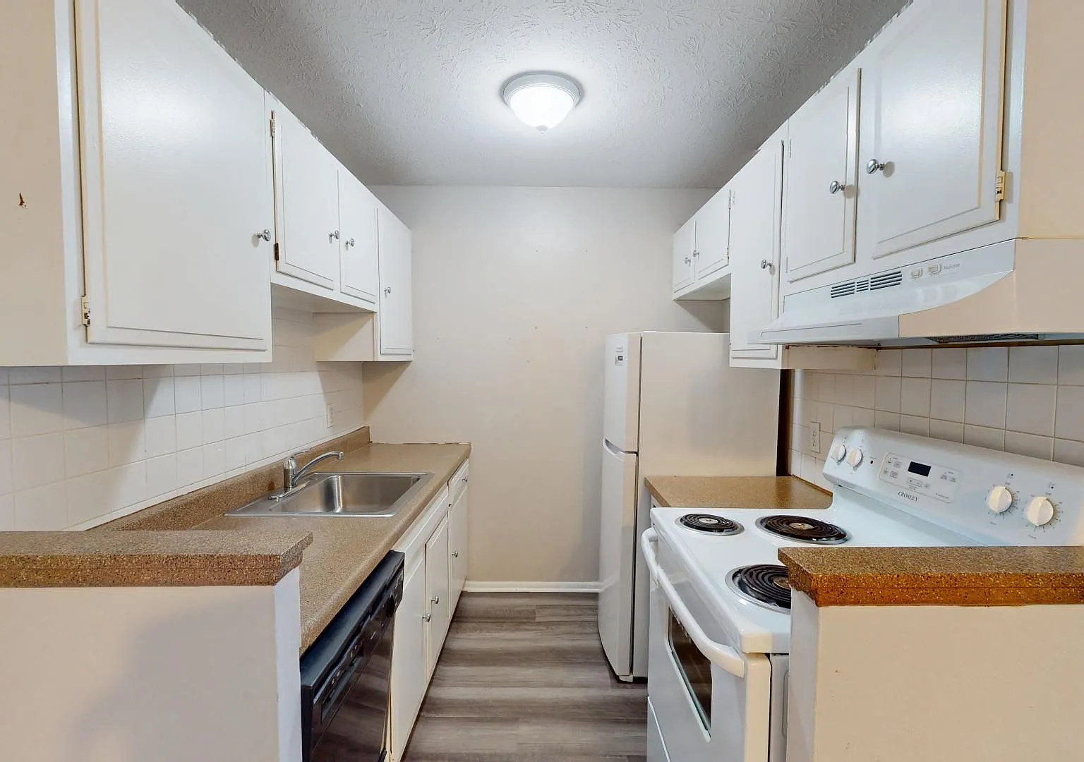 Maple Heights 2 Bedroom - Covered Parking — Photo 1