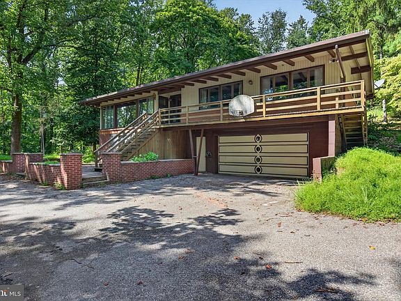 3rd image of 1985 Ridgewood Rd