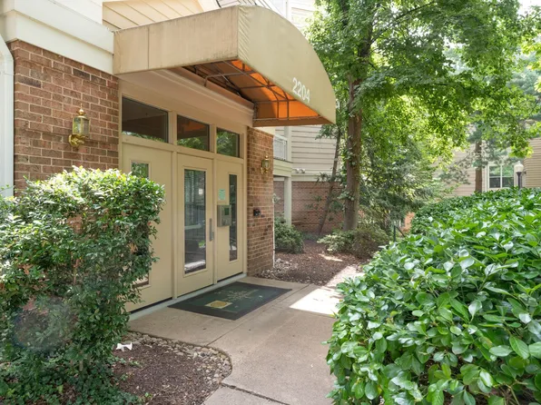 2204 Westcourt Ln APT 210, Herndon, VA 20170