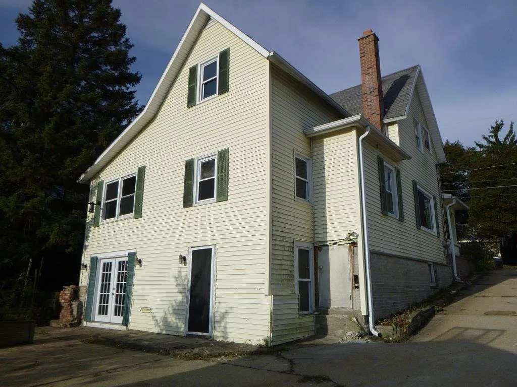 111 4th St photo 1