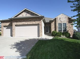 8920 Berg Dr, Lincoln, NE 68505