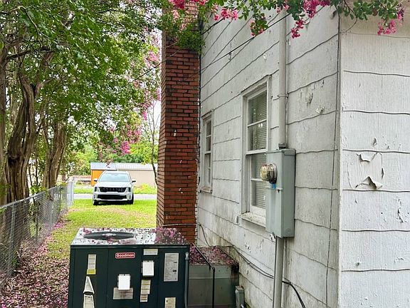 4th image of 305 Crosland St