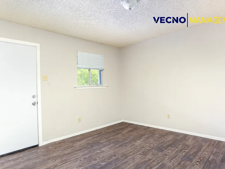 Bandera Flats Apartment — Photo 2